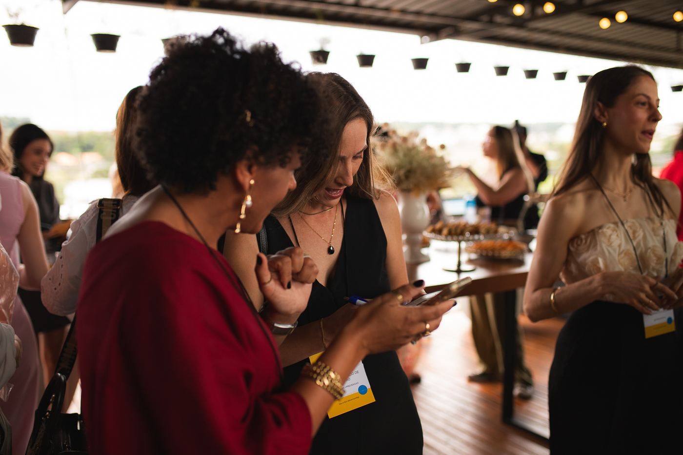 Mulheres se abraçando na chegada ao evento