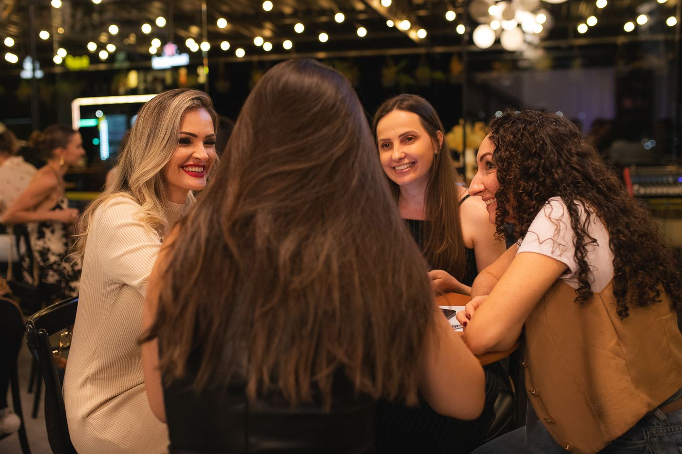 Mulheres conversando em uma mesa durante a rodada de negócios do Elas no Bar